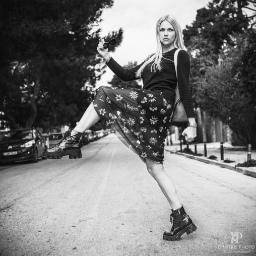 Μοντέλο σε κίνηση, ασπρόμαυρο fashion editorial, φωτογραφία μόδας Αθήνα.