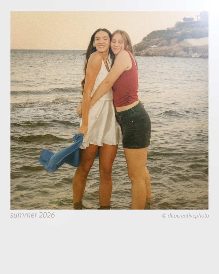 Vintage Polaroid φωτογραφία της Ιωάννας στη θάλασσα κατά το sunset