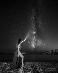 Ασπρόμαυρη λήψη Milky Way με μοντέλο και δέσμη φωτός