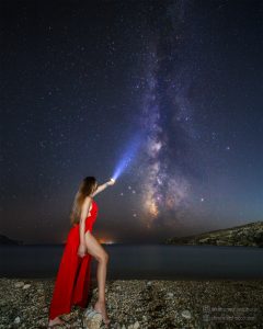 Φωτογράφιση Milky Way με μοντέλο τη Mary στην ακτή