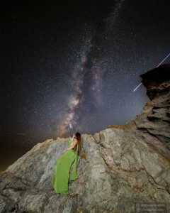 Αστροφοτογράφιση Milky Way με μοντέλο σε πράσινο φορεμα