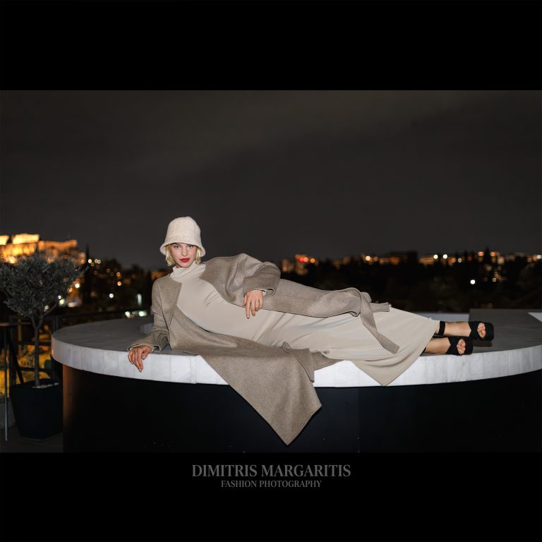 Μοντέλο με κομψό παλτό και καπέλο στο rooftop του Nail Awards event στην Αθήνα
